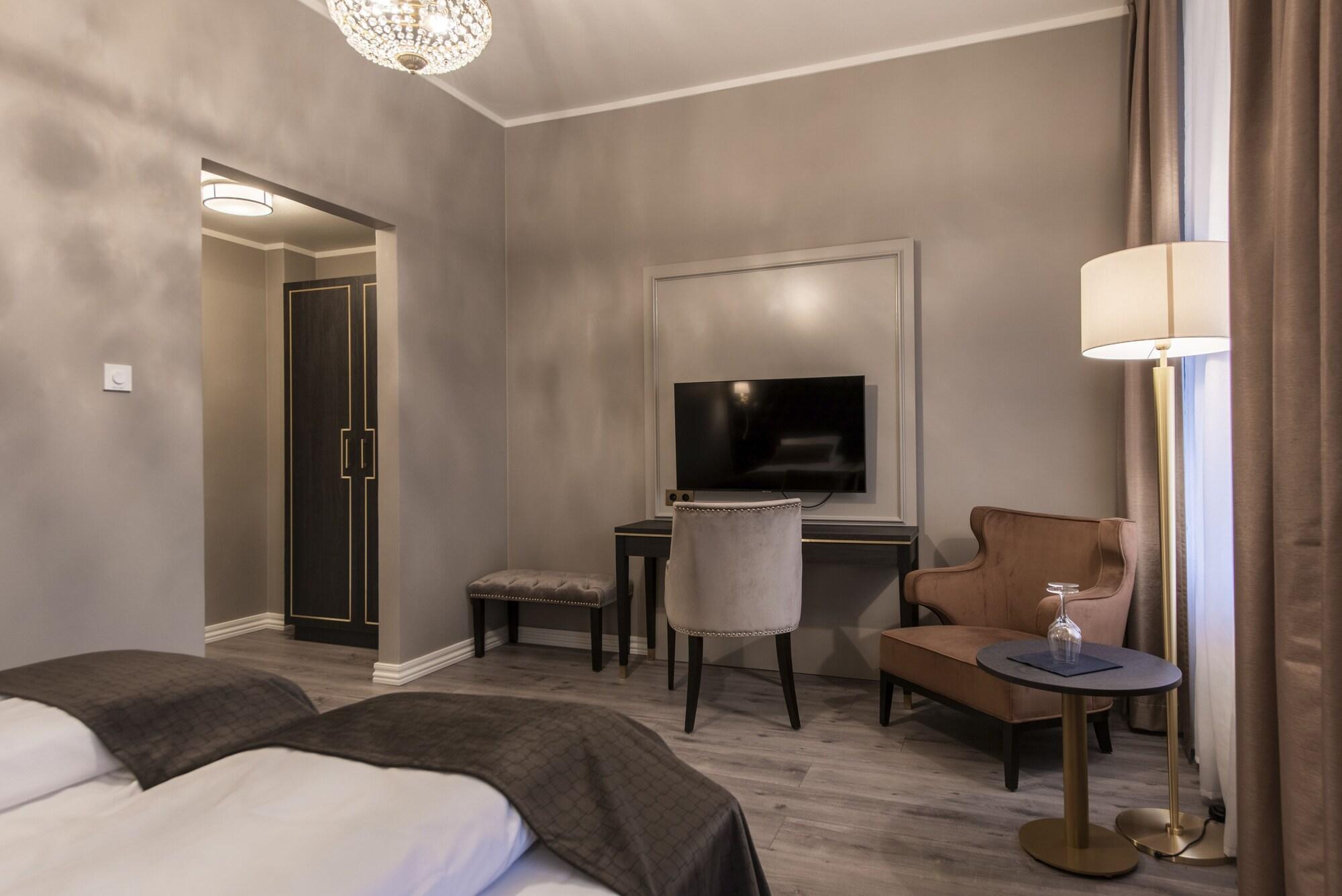 Home Hotel Grand Йовік Екстер'єр фото