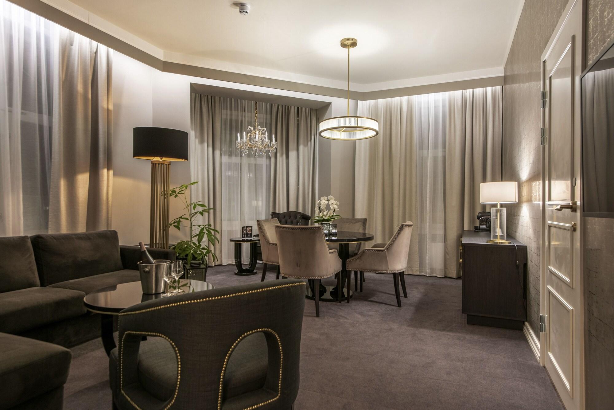 Home Hotel Grand Йовік Екстер'єр фото